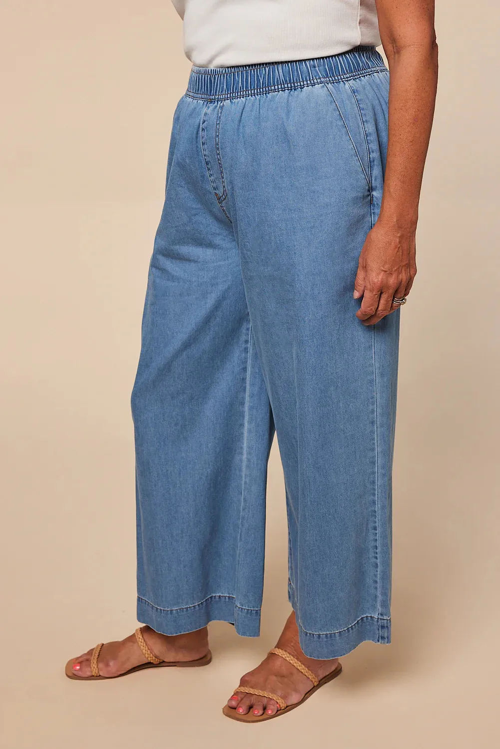 Breezy Chambray 3/4 Pant (Light Wash)