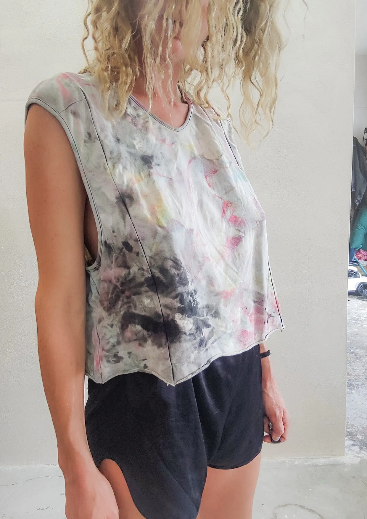 HANDPAINTED - CROP TOP SLEEVELESS - black / white hand painted